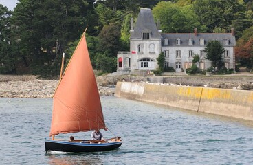 bateau à voile devant l'île Tristan à Douarnenez en Finistère Cornouaille Bretagne France  © ALAIN VERMEULEN