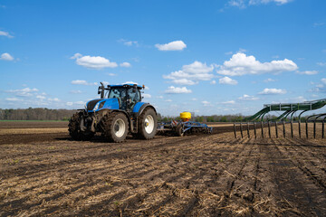 Obraz premium Sofortiges Einarbeiten der Gülle durch einen Grubber,um den Acker für die Maisaussaat vorzubereiten.