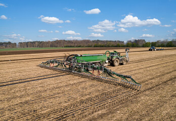  Modernste Landwirtschaftsmaschinen, um die Gülle bodennah und effizienz auf das Feld zu bringen....