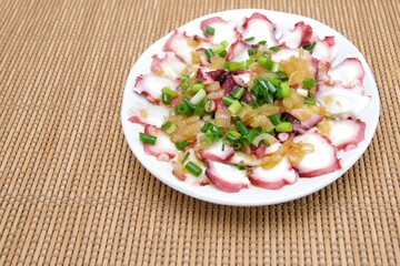 蛸のカルパッチョを刻んだラッキョウソースで