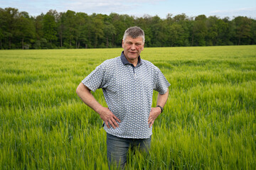Landwirt steht vor seinem Getreidefeld.