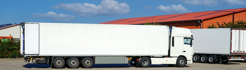 Saubere Lastkraftwagen auf dem Hof einer Spedition. Symbolfoto für Mobilität und Logistik im...