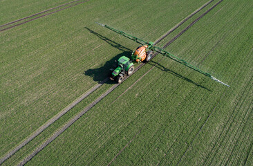 Pflanzenschutz - Landwirt beim Ausbringen von Pflanzenschutzmitteln, Symbolfoto - Luftaufnahme