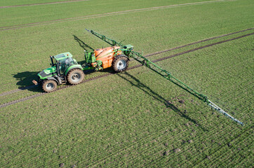 Pflanzenschutz - Landwirt beim Ausbringen von Pflanzenschutzmitteln, Symbolfoto - Luftaufnahme