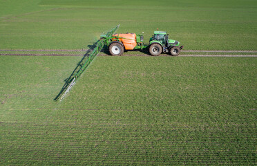 Pflanzenschutz - Landwirt beim Ausbringen von Pflanzenschutzmitteln, Symbolfoto - Luftaufnahme