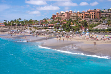 Playa del Duque en la costa de Adeje en el sur de la isla de Tenerife, Canarias © s-aznar