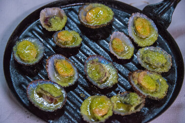 Sartén con lapas asadas en un restaurante de Tenerife