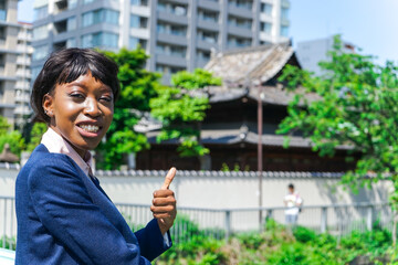 日本観光をする外国人女性