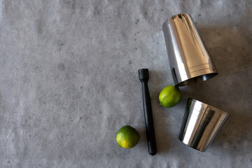 Cocktail elements aligned to the right. Top view.