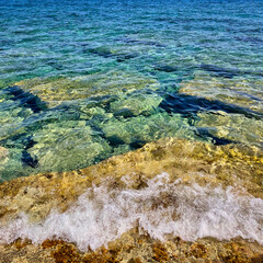 Kamienista plaża nad Morzem Śródziemnym. Wyspa Kreta, Grecja.