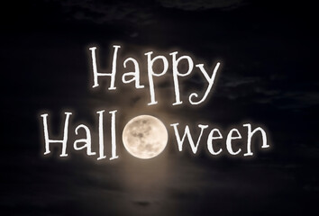 carte ou bandeau sur happy halloween en blanc avec le o transformé en lune sur un fond d'une nuit noire avec des nuages des étoiles 