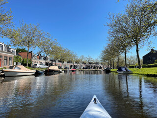 Obraz premium Canoeing through the canals of Bolsward