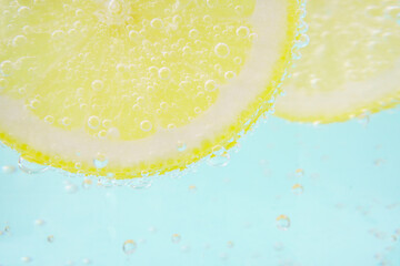 レモンと炭酸水のライトブルー背景