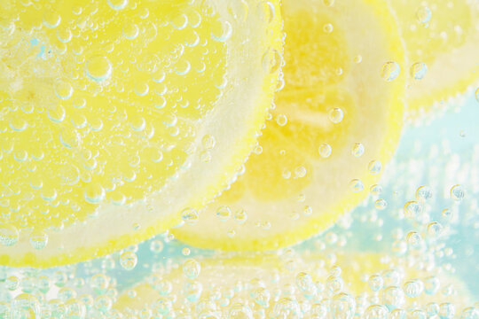 レモンと炭酸水のライトブルー背景
