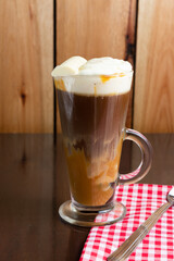cafe irlandes con chocolate blanco
