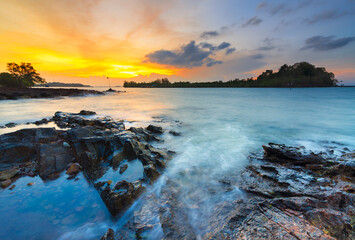 Obraz premium Amazing sunset in Dangas beach, Batam island, stone on beach