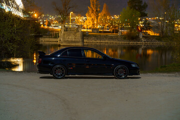 Auto am Wasser bei Nacht Long exposure