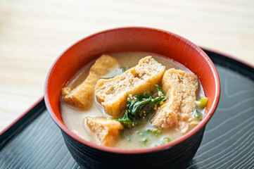 厚い揚げと青菜の味噌汁
