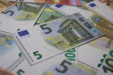 Euroscheine mit einem 5 Euroschein im Fokus