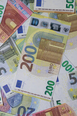 Euroscheine mit einem 200 Euroschein im Fokus