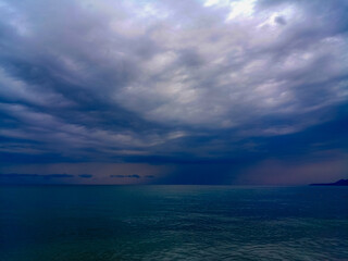 Obraz premium Amazing sea sunset on the pebble beach, the sun, waves, clouds