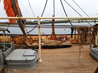 altes Schiff mit Möwen.