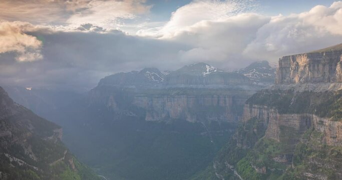 Passage nuageux lors de coucher de soleil au dessus de la Vall&eacute;e d'Ordesa en Espagne.
