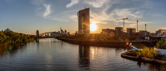 Europäische Zentralbank in Frankfurt am Main mit Skyline im Sonnenuntergang
