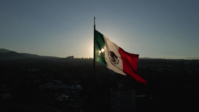 Bandera M&eacute;xico 24fps atardecer drone