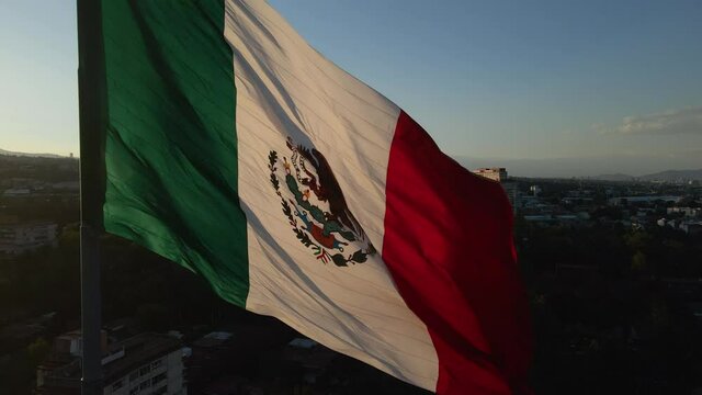 Bandera M&eacute;xico 24fps atardecer drone