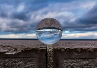 Reflet du ciel nuageux dans une boule de cristal en sphère 