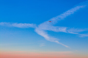 Avion dans le ciel avec un nuage en forme d'avion 