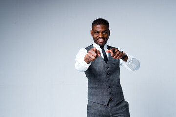 Naklejka premium Handsome happy african american businessman smiling and pointing fingers at camera