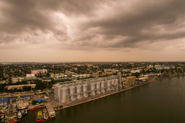 Obraz premium Bulk Terminal of port Mykolaiv and city view from sky