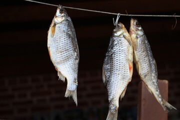 сушеная речная рыба, продаваемая на рынке