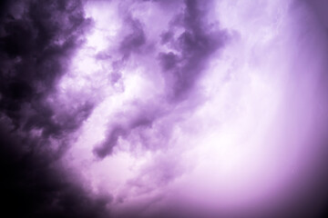 Gewitterwolken mit Blitz