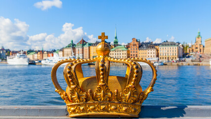 Gouden kroon op de Skeppsholm-brug in Stockholm