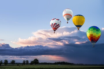 Naklejka premium balloon against the backdrop of sky and sunset, silence of nature