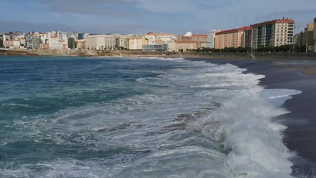 Las olas del mar llegando a la playa de Riazor en A Coru&ntilde;a