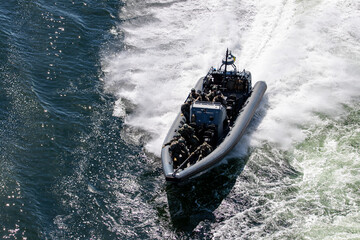 Schlauchboot der Marina mit Soldaten bei voller Fahrt