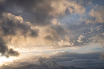 Obraz premium Sky with red-colored clouds