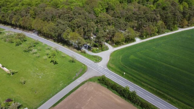 Landstra&szlig;e durch den Wald