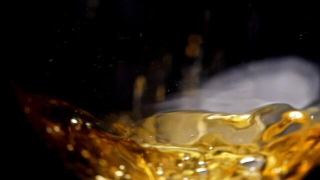 Close-up de Cerveza sirvi&eacute;ndose en una copa a c&aacute;mara lenta