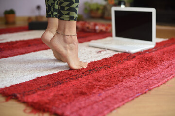 Tiptoes in online yoga class at home