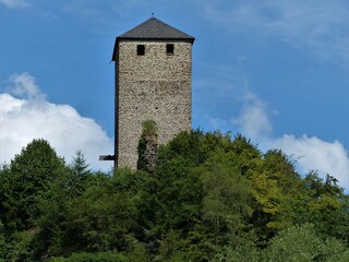 Fototapeta na wymiar Bergfried der Burg Treis in Treis-Karden an der Mosel