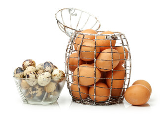 Fototapeta na wymiar brown eggs and quail eggs on white background 