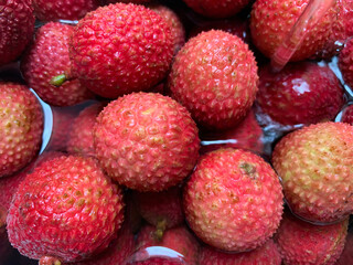 Many lychees have just been picked. Being washed at home.