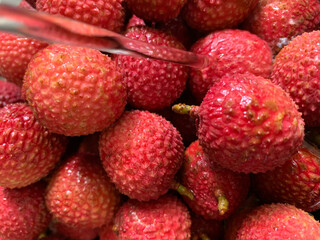 Many lychees have just been picked. Being washed at home.
