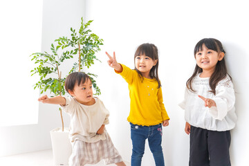 おうちで遊ぶ子どもたち