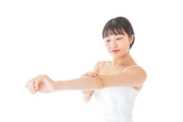 乾燥肌の対策をする若い女性